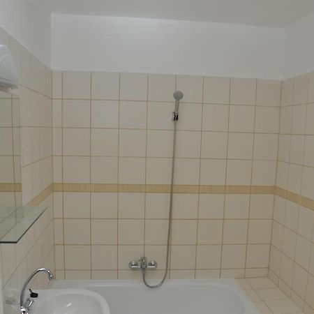 Sarok Apartmanhaz Szekszard Hotel Habitación foto