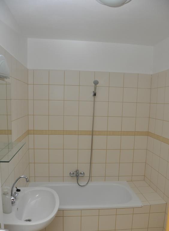 Sarok Apartmanhaz Szekszard Hotel Habitación foto